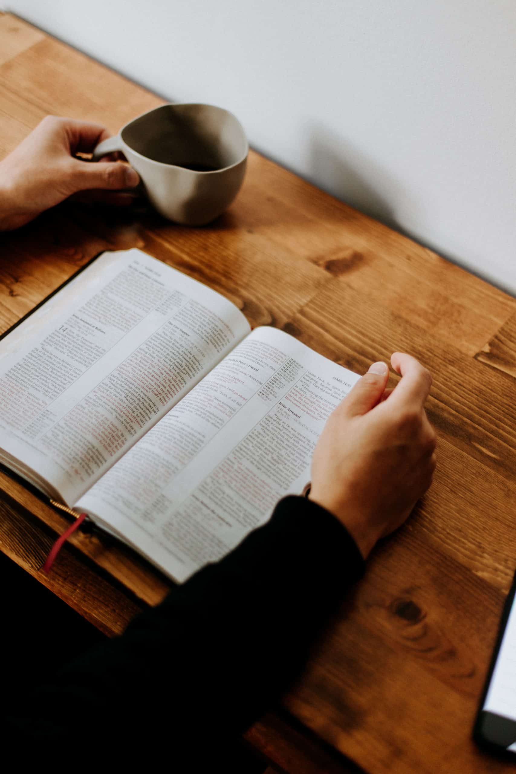 ¿Cómo leer la Biblia diariamente? Crea un hábito duradero